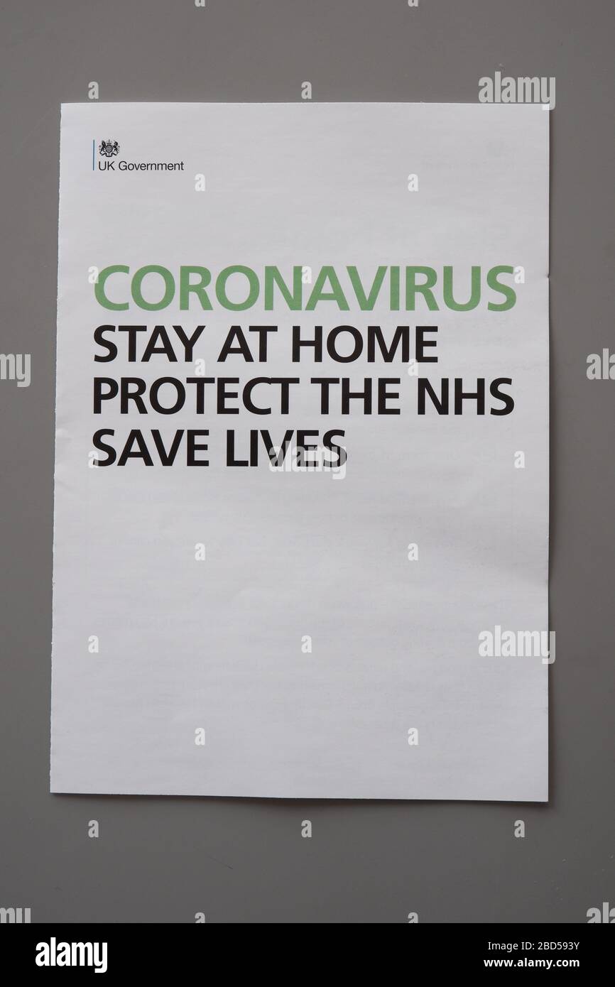 Ein Brief und ein Merkblatt der Regierung, das an die britischen Haushalte geschickt wurde, die während der Coronavirus Covid19-Pandemie im April 2020 Ratschläge und Anweisungen geben Stockfoto