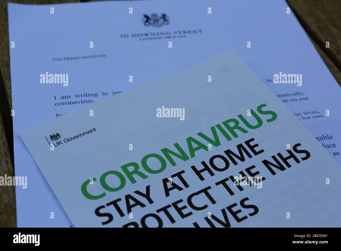 Brief und Pamphlet, die der britische Premierminister Boris Johnson zu jedem Haus in Großbritannien über die Coronavirus-Pandemie geschickt hat Stockfoto