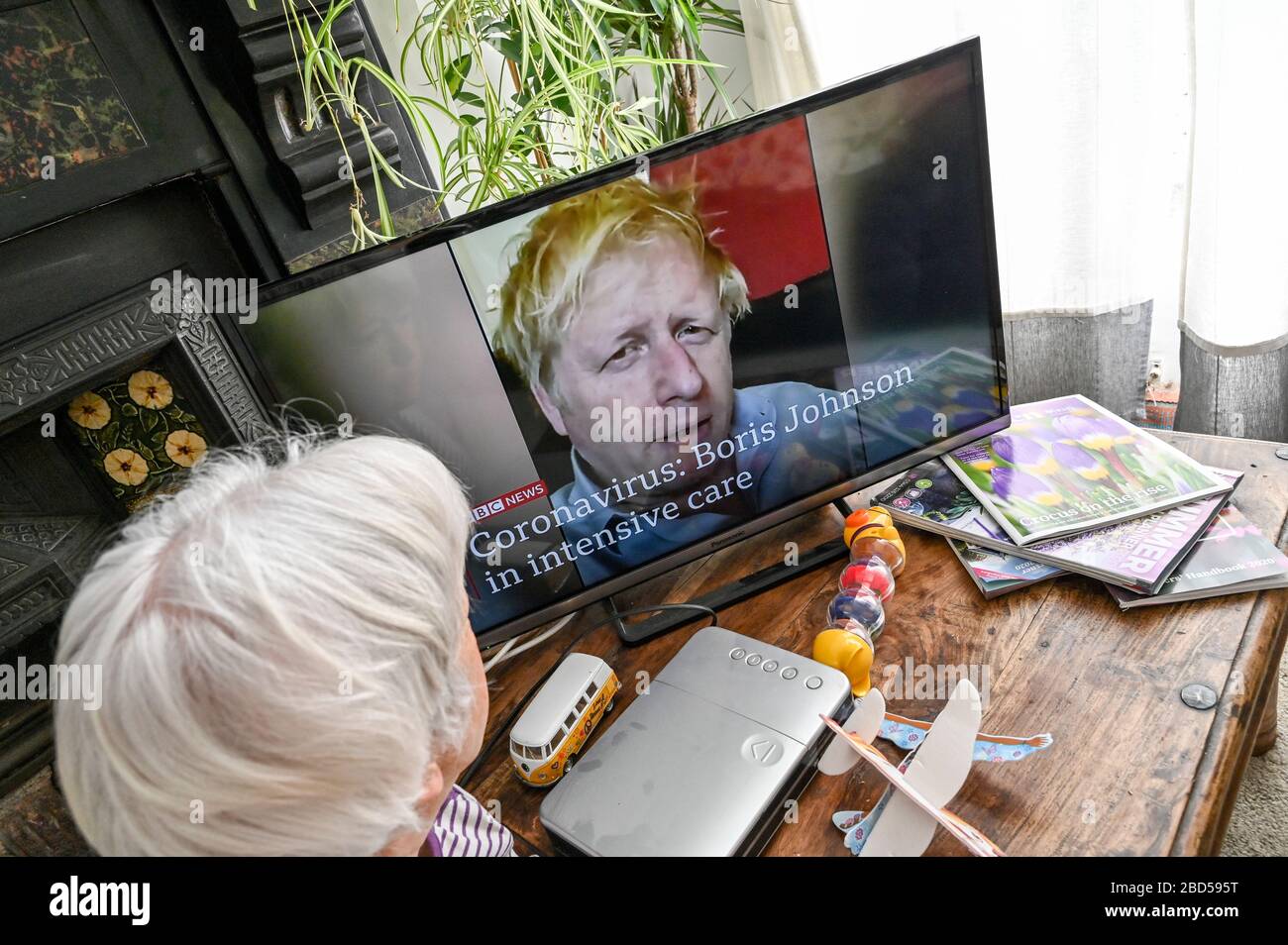 Eine ältere Frau, die die Nachricht beobachtet, berichtet, dass Premierminister Boris Johnson mit Covid-19 in Intensivpflege im St Thomas Hospital eingeliefert wird. Stockfoto