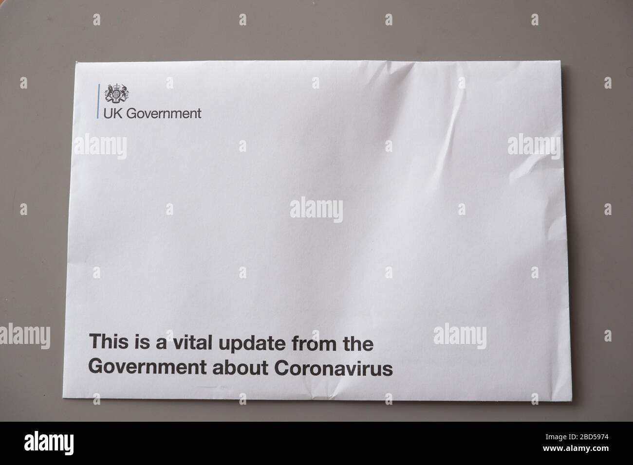 Ein Brief und ein Merkblatt der Regierung, das an die britischen Haushalte geschickt wurde, die während der Coronavirus Covid19-Pandemie im April 2020 Ratschläge und Anweisungen geben Stockfoto