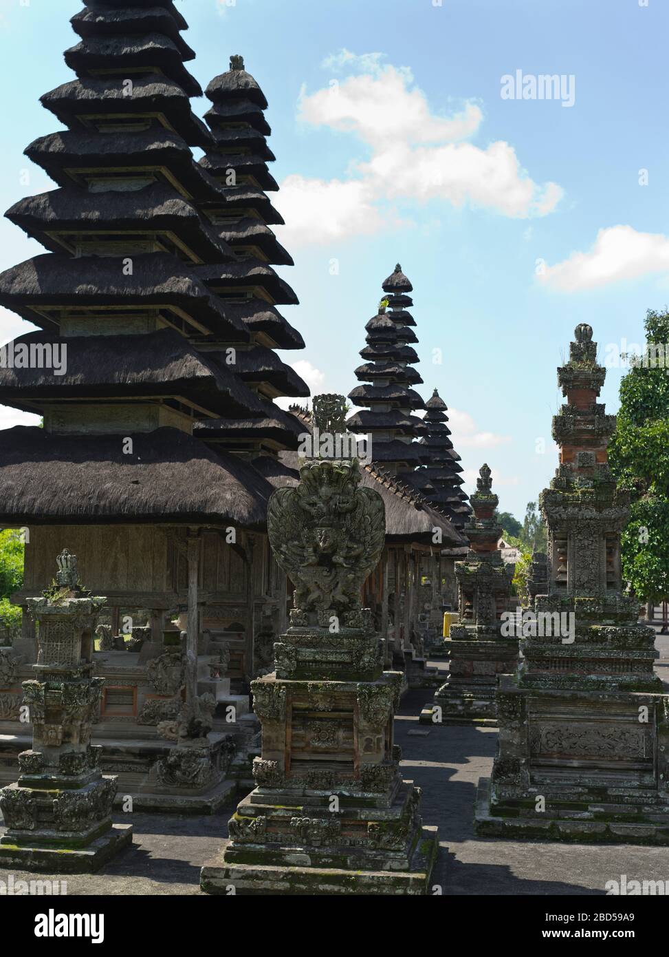 dh Pura Taman Ayun Königlicher Tempel BALI INDONESIEN Garuda-Schrein Skulptur Balinese Hindu Mengwi innere sanctum Schreine Religion pelinggih meru Türme Stockfoto