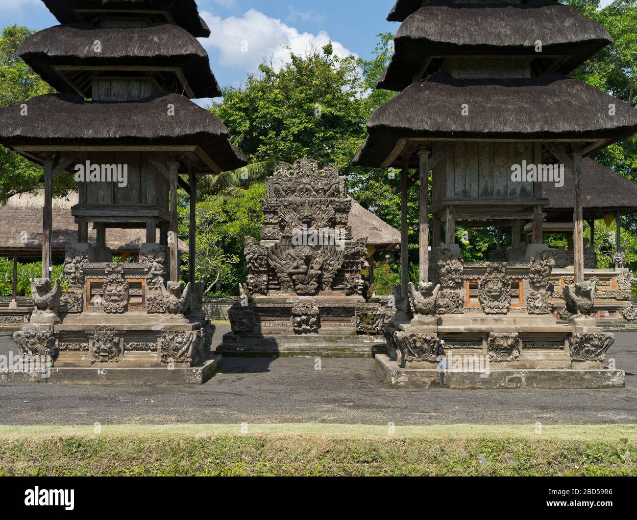 dh Pura Taman Ayun Königlicher Tempel BALI INDONESIEN Balinesischer Hindu Schrein Mengwi Tempel inneren sanctum pelinggih meru Türme Schreine Stockfoto