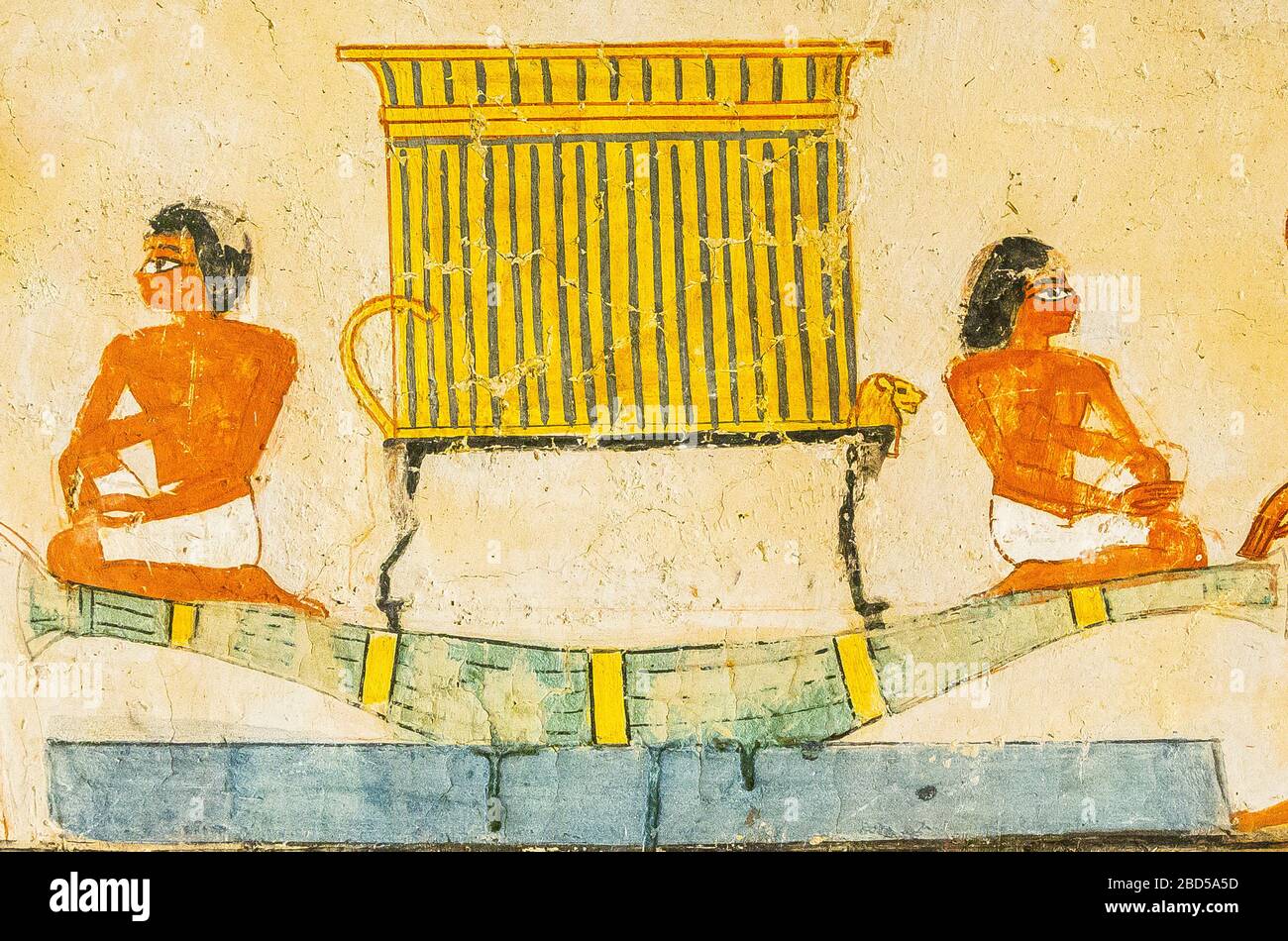 Theben in Ägypten, Tal der Adligen, Grab von Menna. Symbolische Navigation, vielleicht der Sarkophag, oder die Kanopische Box, auf einem Bett mit Löwenkopf. Stockfoto