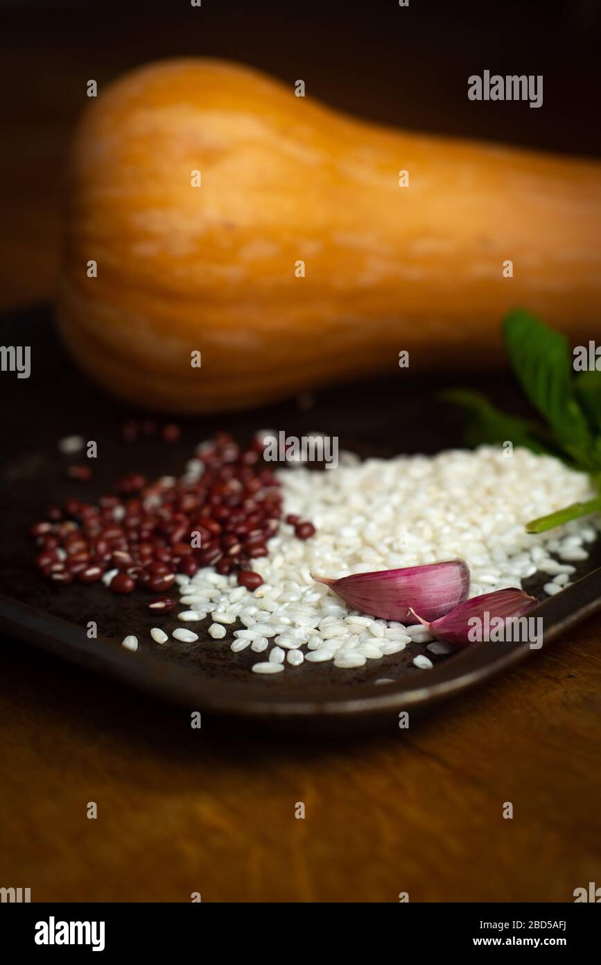Zutaten für Butternut Squash Risotto in einer rustikalen Küche Stockfoto