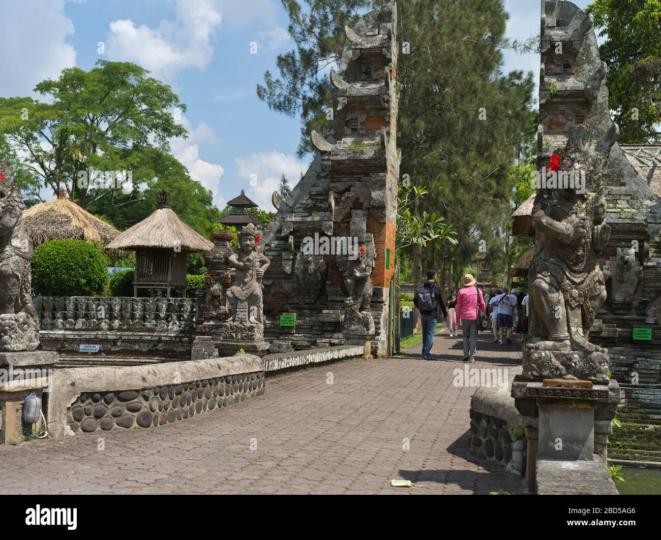 dh Pura Taman Ayun Royal Temple BALI INDONESIEN Mengwi Touristen Tempel Eingang über Graben touristischen hindu religiösen Stockfoto