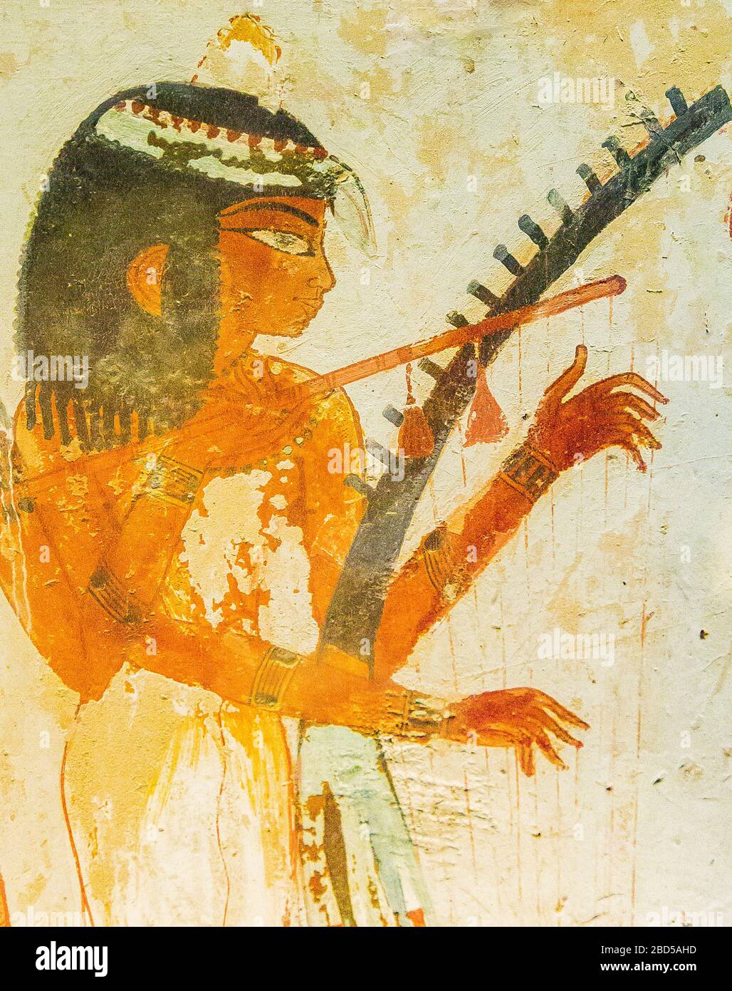 UNESCO-Welterbe, Theben in Ägypten, Tal der Nobles, Grab von Nakht. Weibliche Musikerin spielt Lyre. Stockfoto