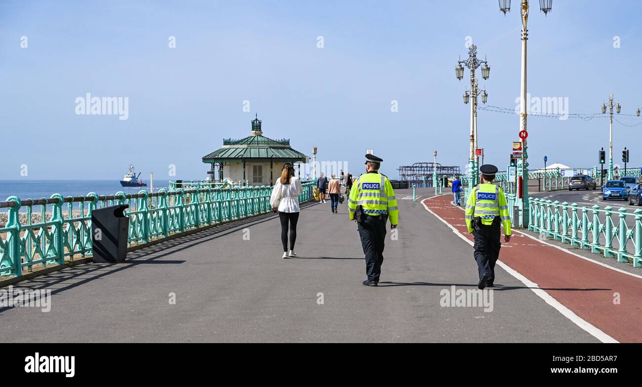 Brighton, Großbritannien. April 2020 - die Polizei überprüft die Küste von Brighton am Tag fünfzehn der Regierungen, die sich während der Coronavirus COVID-19-Pandemie-Krise in Großbritannien festsetzen. Kredit: Simon Dack / Alamy Live News Stockfoto