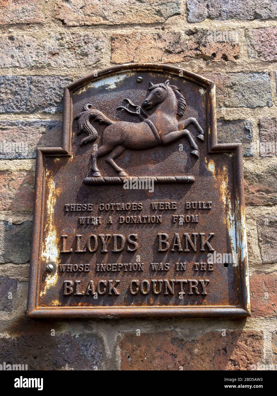 Plakette an der Black Country Museum Lesung - Diese Hütten Wurden mit der Spende von Lloyds Bank, deren Gründung gebaut War im Schwarzen Land Stockfoto