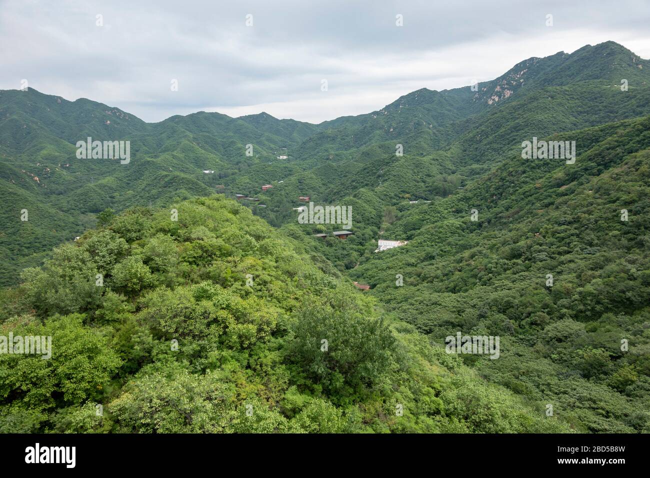 Blick auf die natürliche Umgebung der Villen in der Gemeinde an der Großen Mauer, Yanqing Bezirk, China Stockfoto