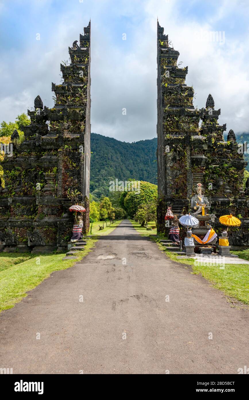 Vertikaler Blick auf das berühmte Handara-Tor in Bali, Indonesien. Stockfoto