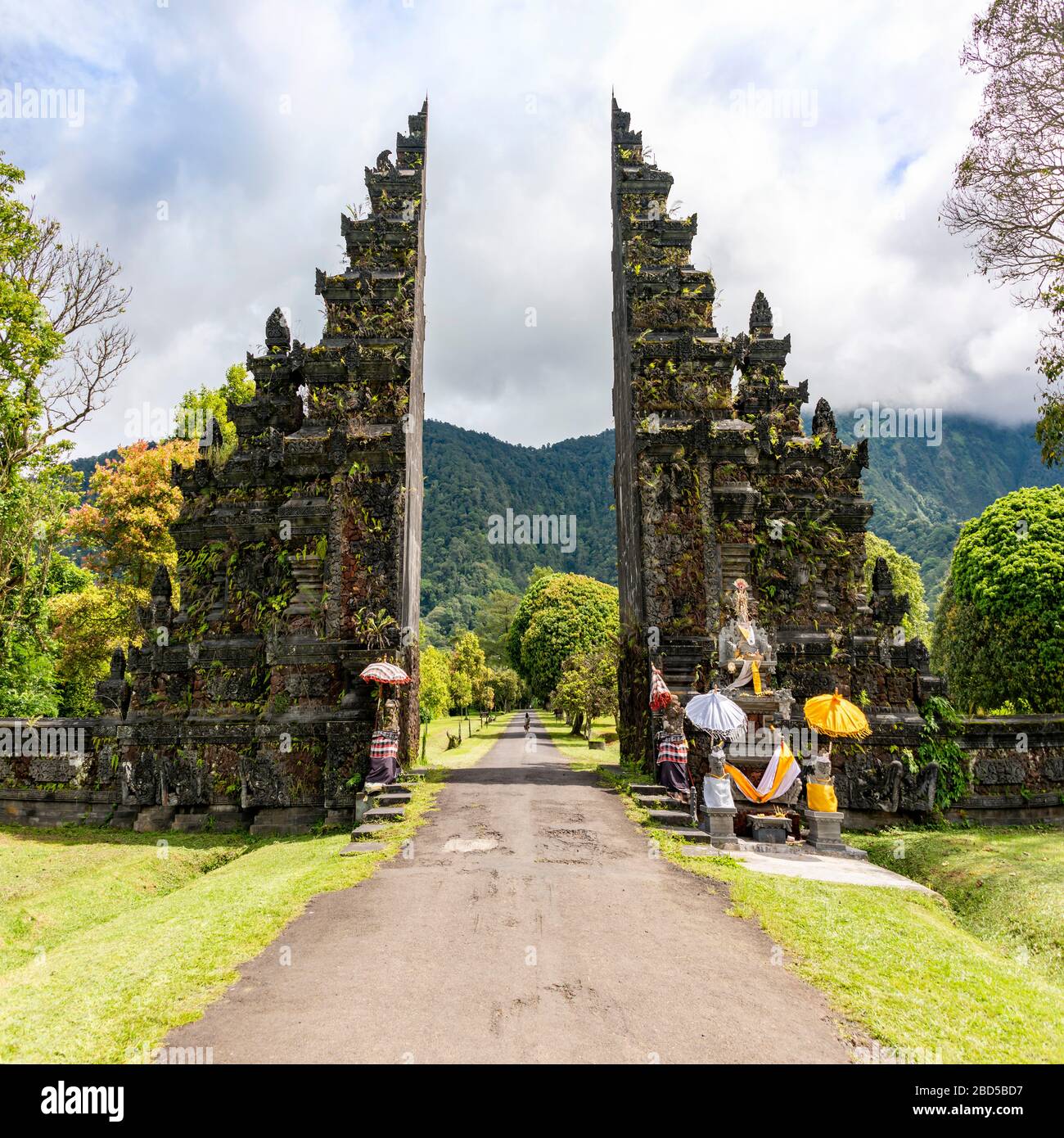 Quadratischer Blick auf das berühmte Handara-Tor in Bali, Indonesien. Stockfoto