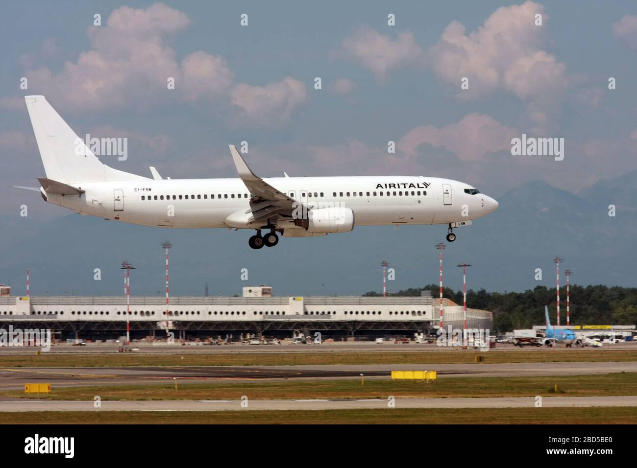 Ei-FNW AirItaly Boeing 737 Next Gen Passagierjet beim Start fotografiert am Flughafen Malpensa, Mailand, Italien Stockfoto