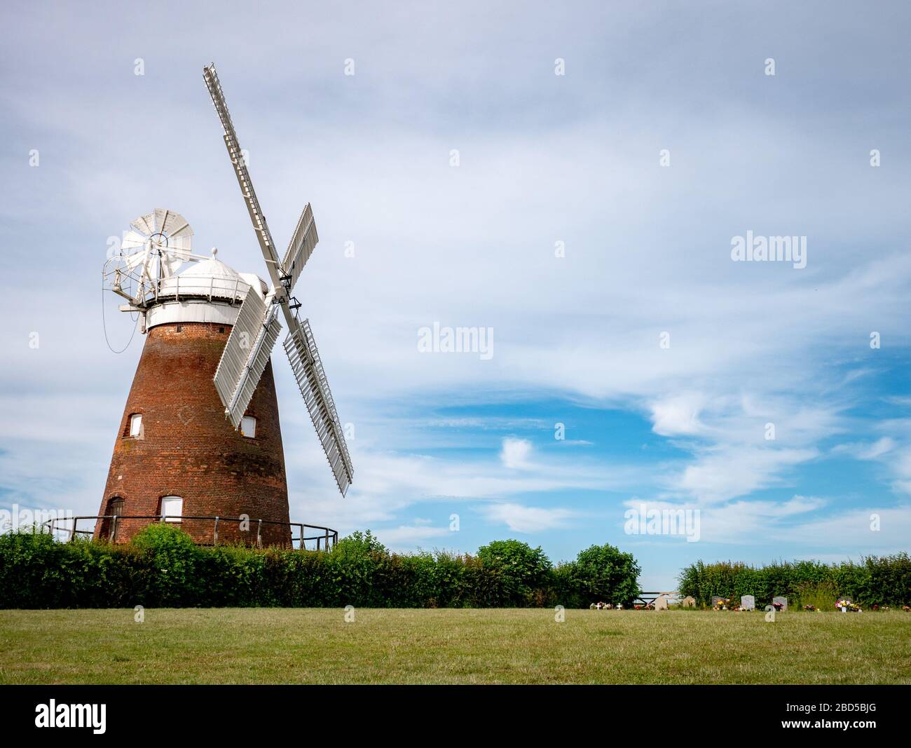 Windmühle Mit Thaxted. Eine traditionelle alte englische Windmühle in der Nähe des Essex-Dorfes Thaxted, die sich vor einem blauen Sommerhimmel befindet. Stockfoto
