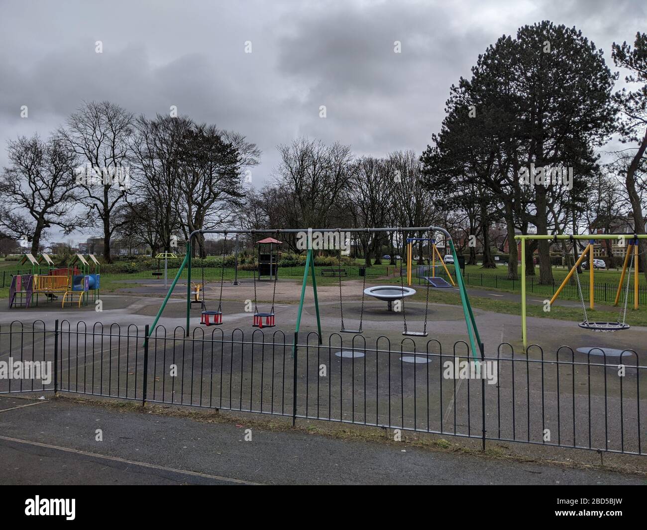 Leerer Spielplatz während der Blockade des britischen Coronavirus Covid-19. Moor Park, Preston, Lancashire, Großbritannien. Stockfoto