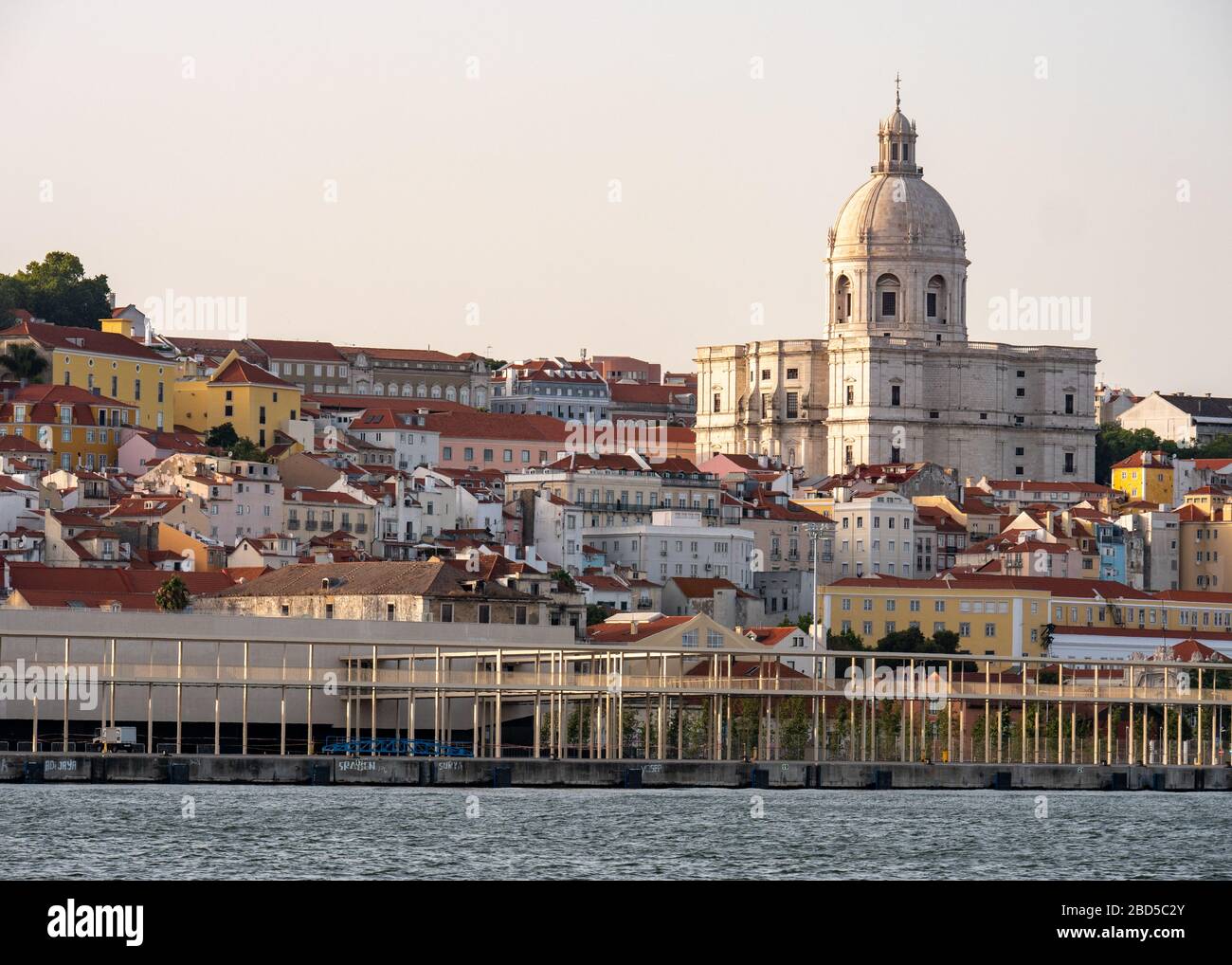 Die Kirche Santa Engracia, Alfama, Lissabon, Portugal. Die Panteao Nacional beherbergt die Überreste vieler prominenter portugiesischer Würdenträger. Stockfoto