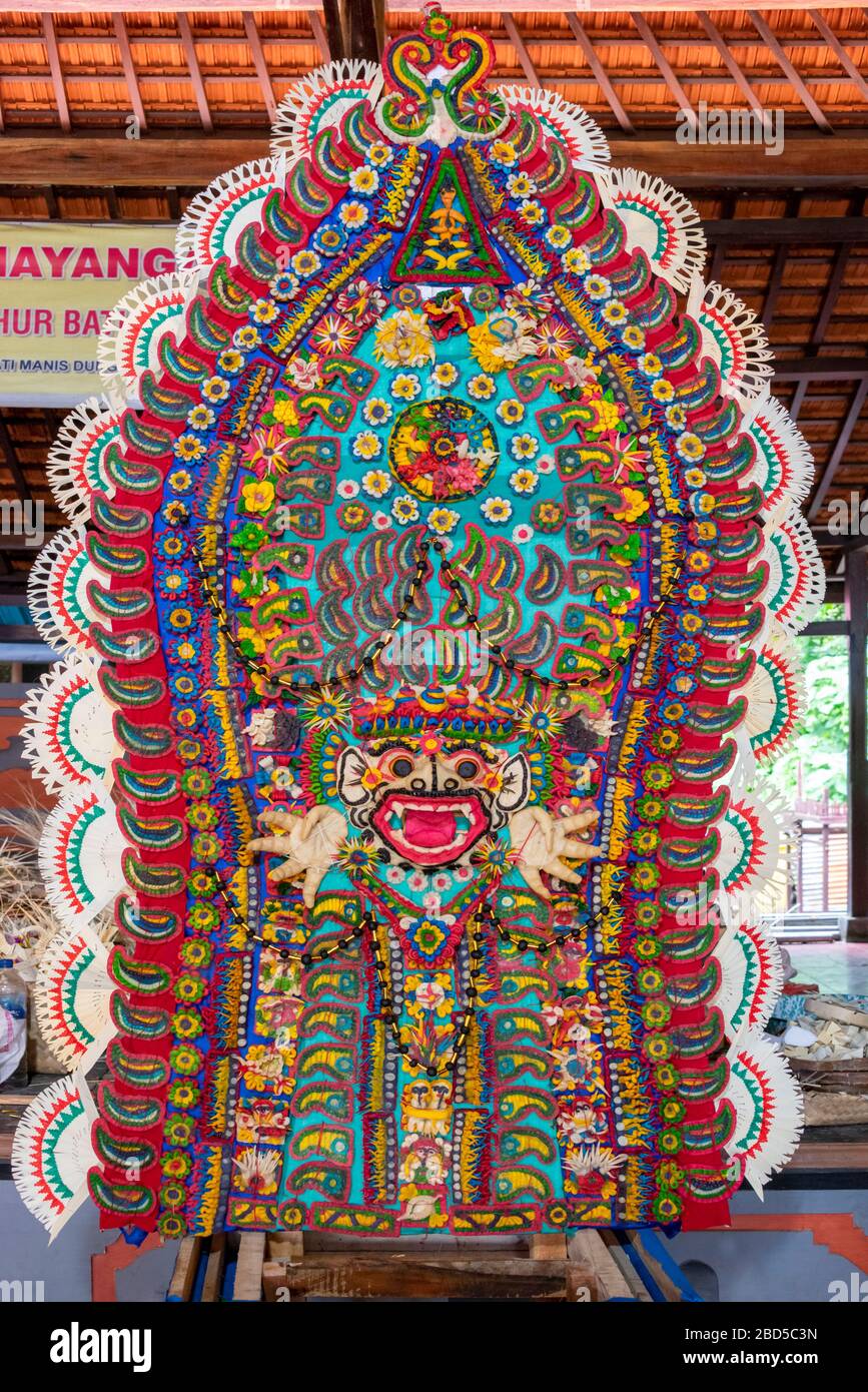 Vertikaler Blick auf eine atemberaubende, handgefertigte religiöse Dekoration in Bali, Indonesien. Stockfoto