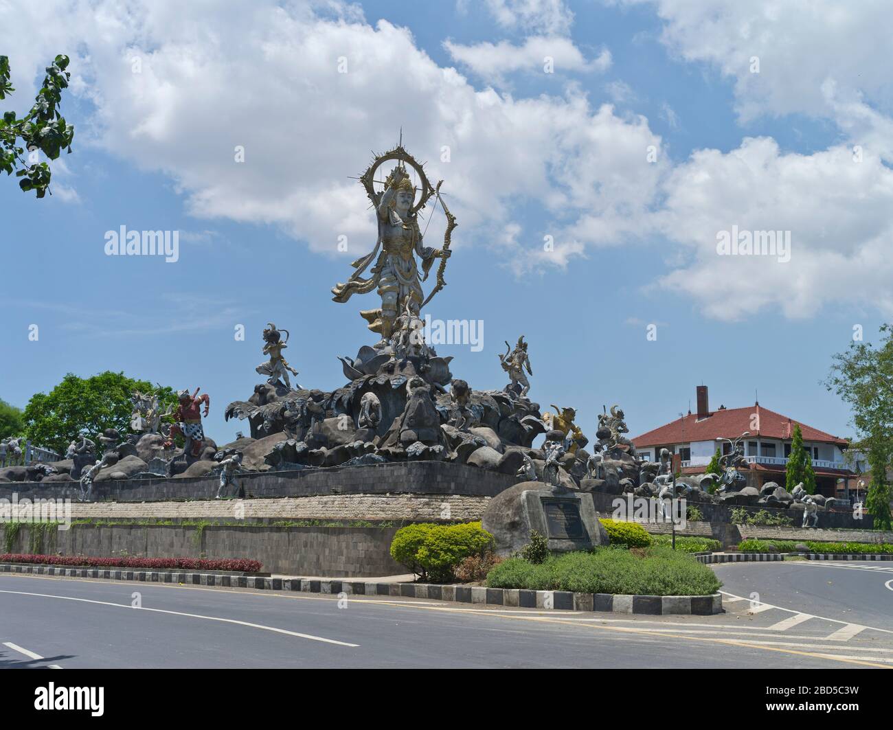 dh Patung Titi Banda Statue BALI INDONESIA BALINESISCHES Denkmal Kreisverkehr Kreuzung indonesisch Stockfoto