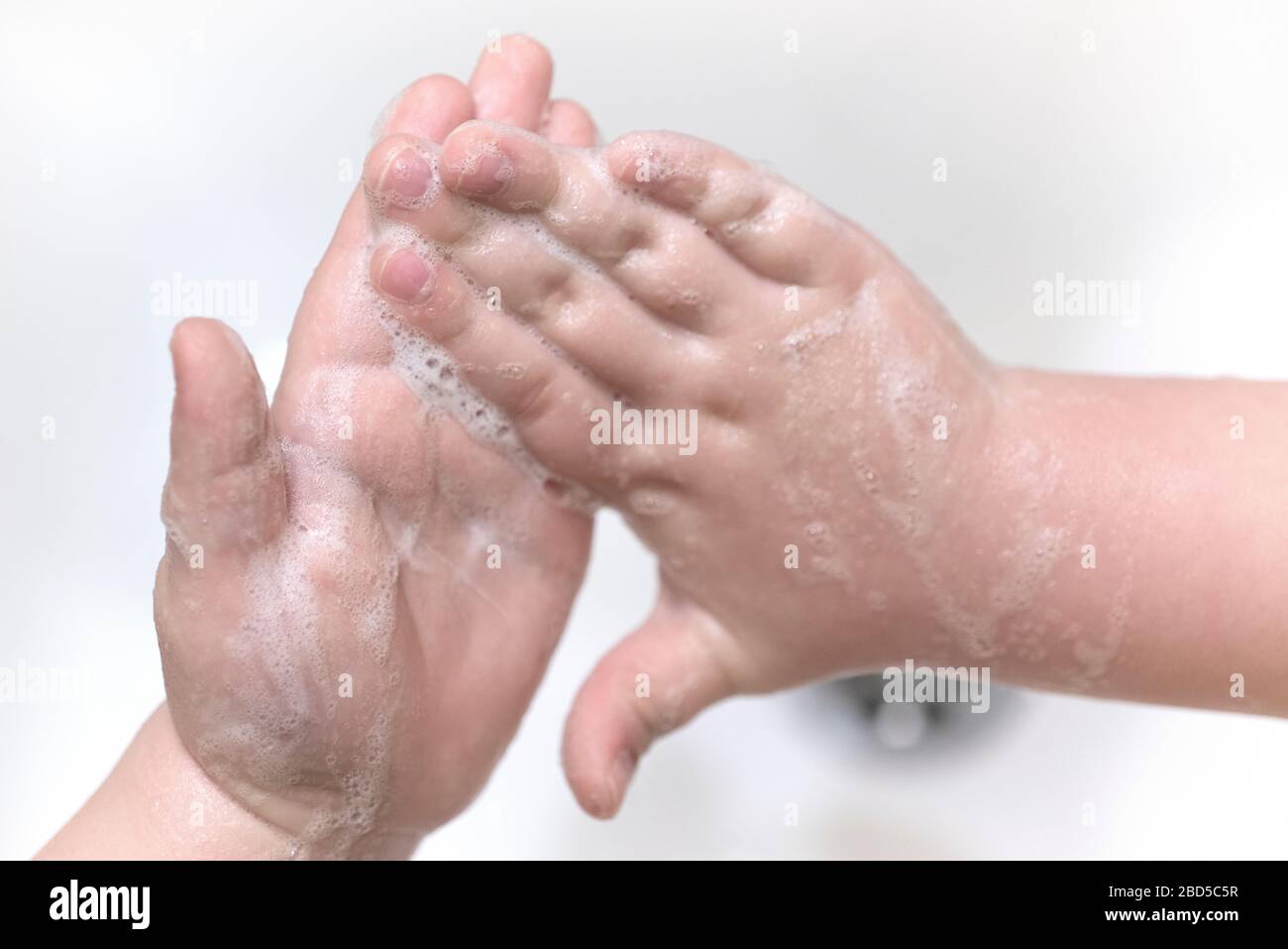 Nahaufnahme einer Scrubbbing-Seifenhand von Boy Stockfoto