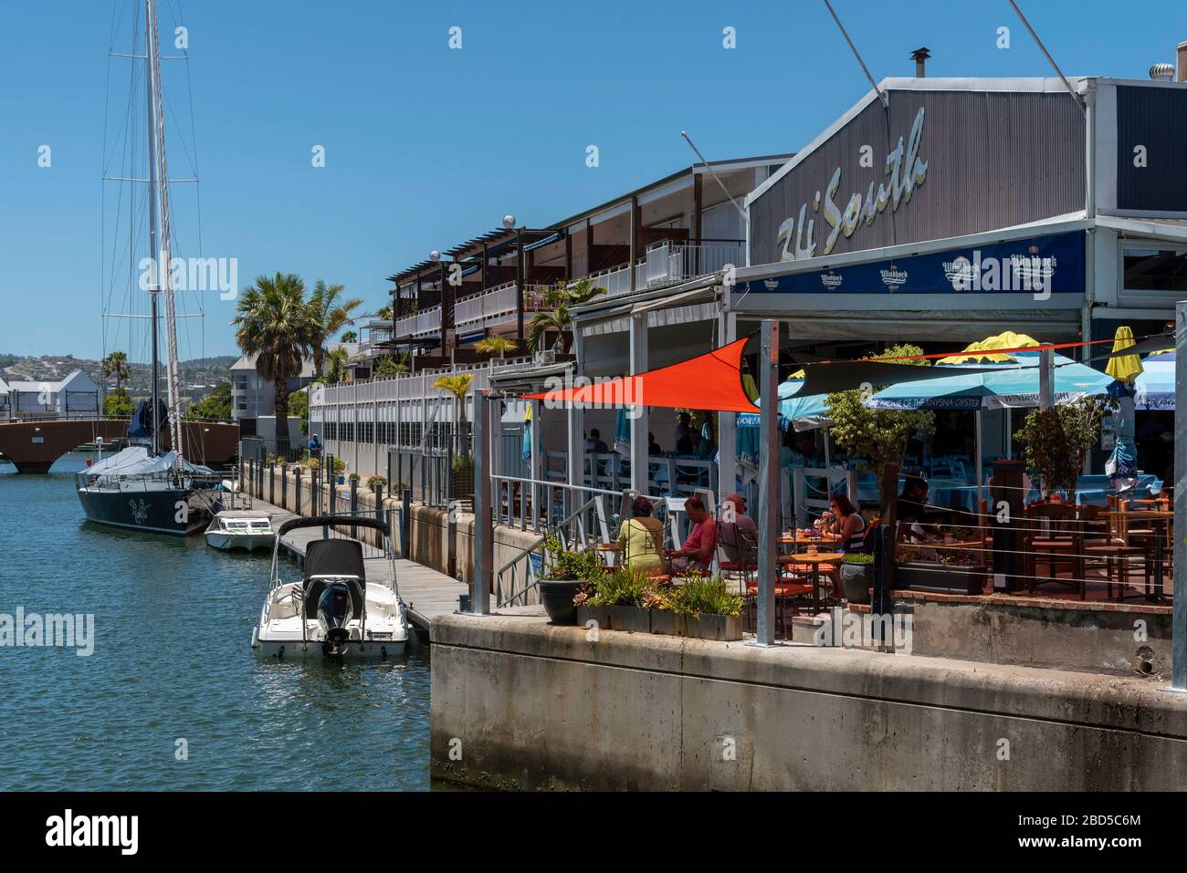 Knysna, Westkaper, Südafrika. 2019. Hafengebiet am Kynsna Harbour, ein beliebter Urlaubsort an der Garden Route, Westkaps, Südafrika Stockfoto