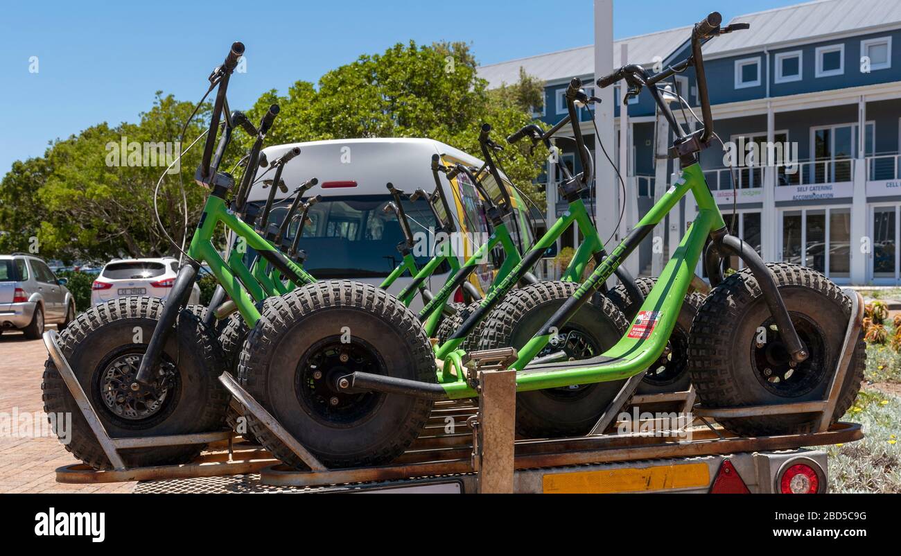Knysna, Westkaper, Südafrika. 2019. Große Roller am Strand mit Rädern auf einem Anhänger in Knysna, Südafrika. Stockfoto