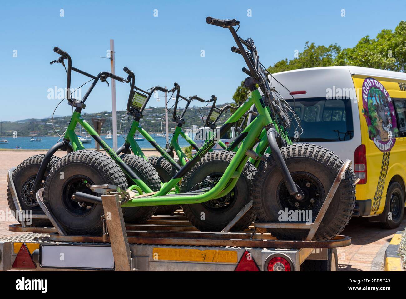 Knysna, Westkaper, Südafrika. 2019. Große Roller am Strand mit Rädern auf einem Anhänger in Knysna, Südafrika. Stockfoto