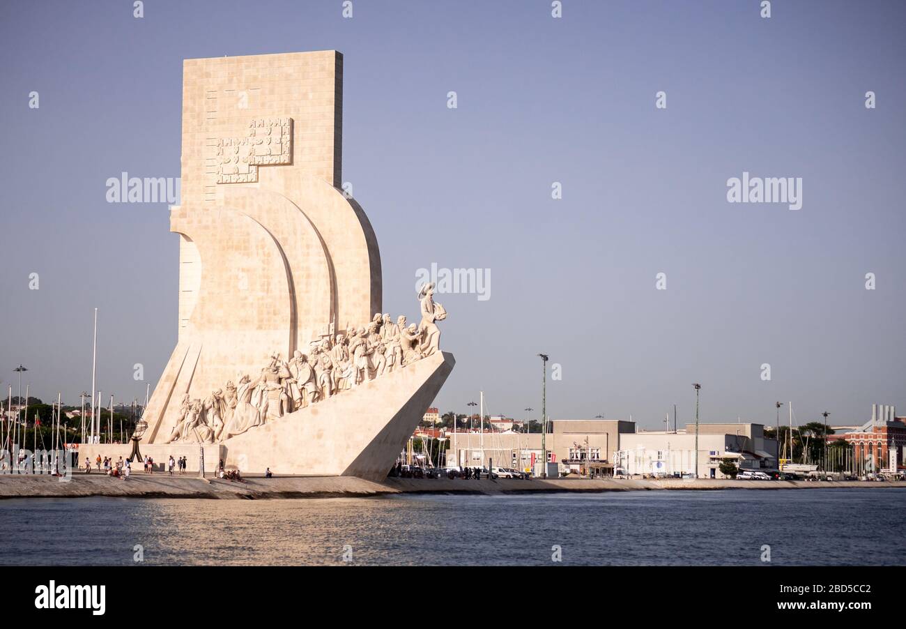Das Denkmal der Entdeckungen, Lissabon, Portugal. Wir feiern das portugiesische Zeitalter der Entdeckung und markieren 500 Jahre seit dem Tod Heinrich der Seefahrer. Stockfoto
