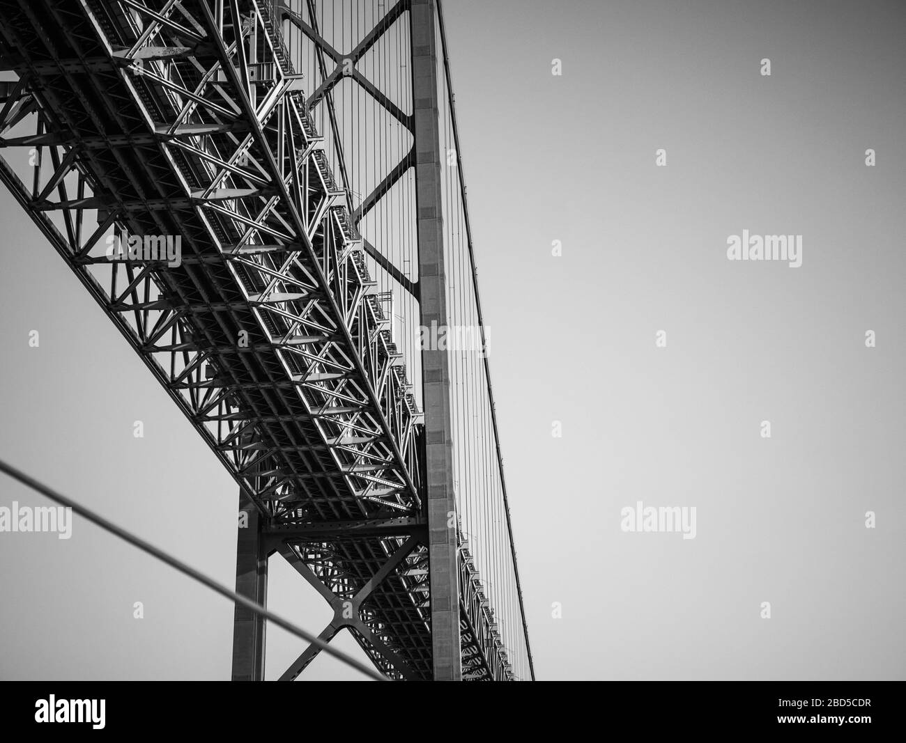 25 de Abril Bridge, Lissabon, Portugal. Schwarz-weiß abstrakte Details unter der 2 km langen Hängebrücke über den Tejo in Lissabon. Stockfoto
