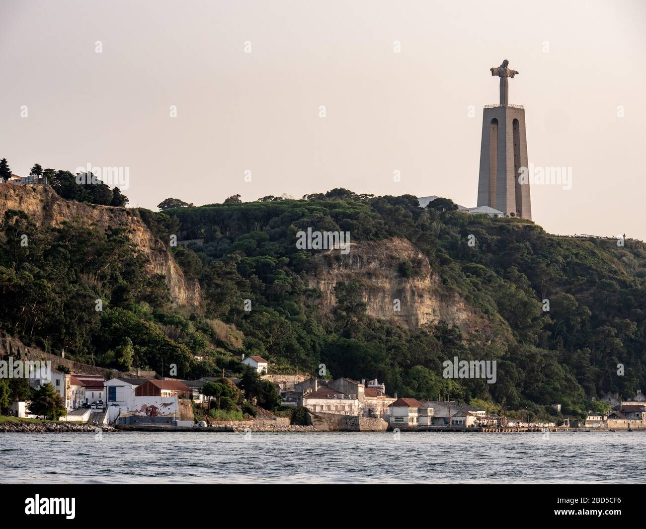 Christus Statue auf den Hügeln von Almada, Lissabon. Blick auf das Wahrzeichen mit Blick auf die portugiesische Hauptstadt am südlichen Ufer des Tejo. Stockfoto