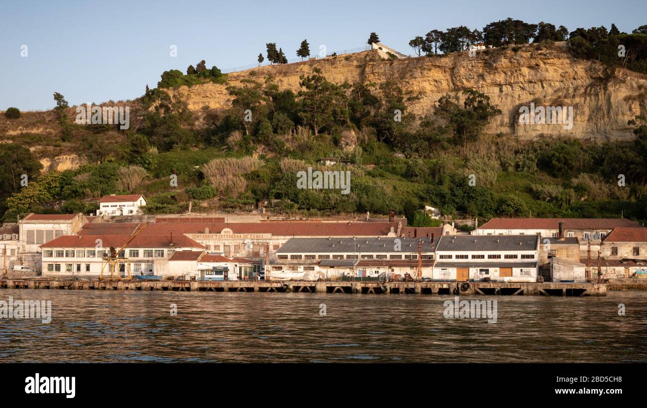 Verfallene Industriegebäude am Ufer des Flusses Tejo im Stadtteil Arialva in Lissabon, Portugal. Stockfoto