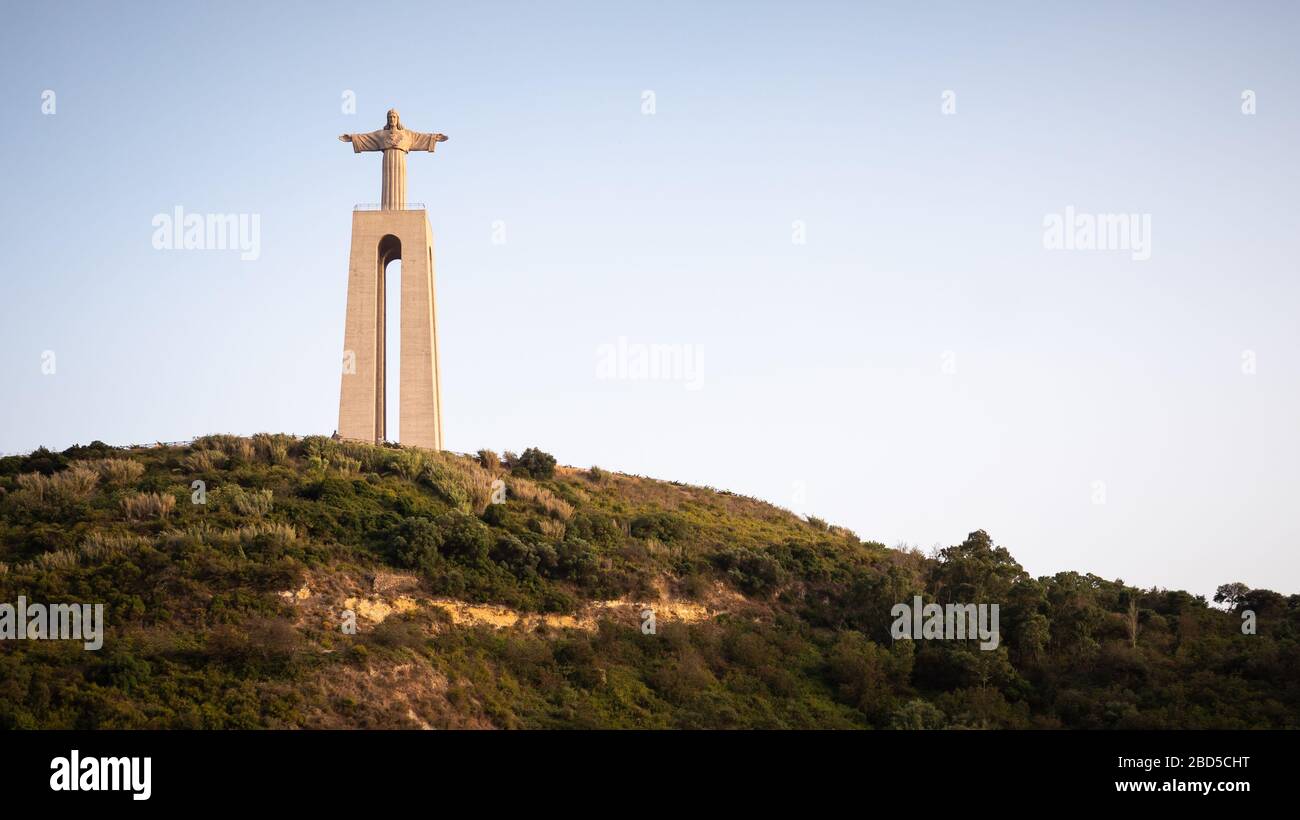 Cristo Rei, die Christusstatue von Lissabon. Das Heiligtum Christi das Denkmal des Königs auf den Hügeln von Almada mit Blick auf die Stadt Lissabon, Portugal. Stockfoto