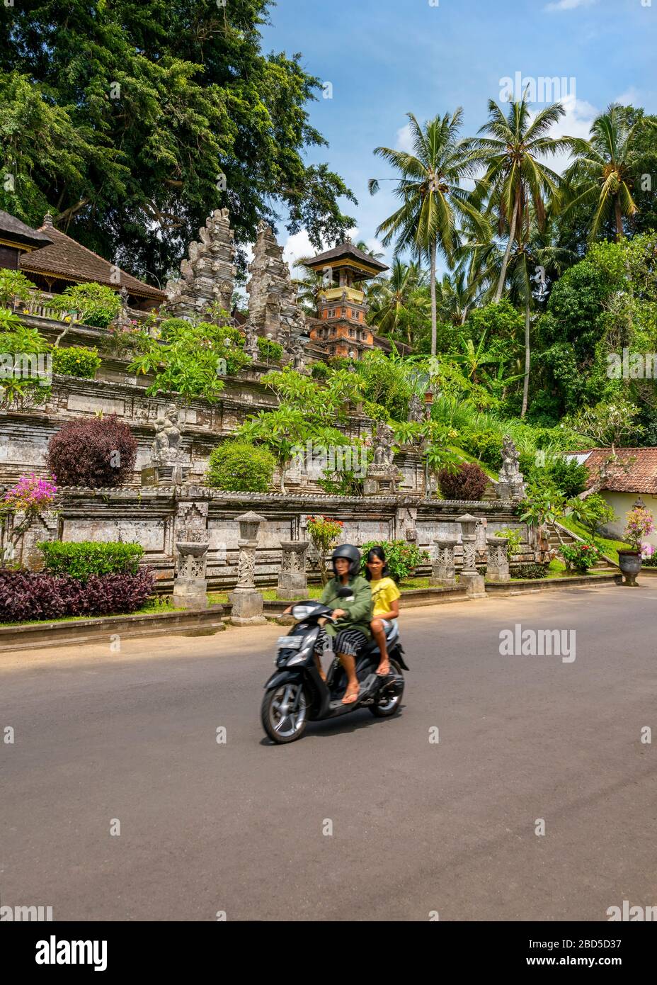 Vertikale Straßenansicht der Vorderseite des Kehen-Tempels in Bali, Indonesien. Stockfoto