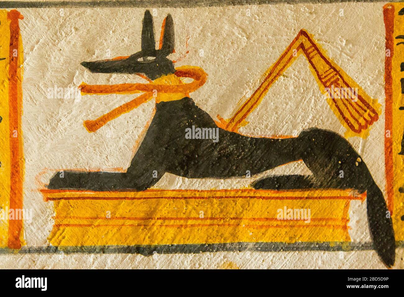 Theben in Ägypten, Tal der Adligen (Dra Abu el Naga), Grab von Roy. Ein Fries auf einer Wand, mit Anubis Schwanz über das gemalte Register. Stockfoto