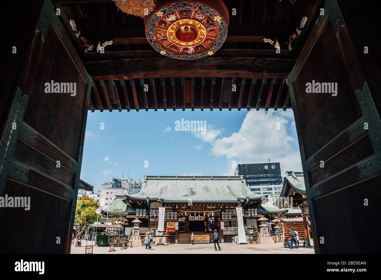 Osaka, Japan - 3. April 2019: Osaka Tenmangu Schrein Stockfoto