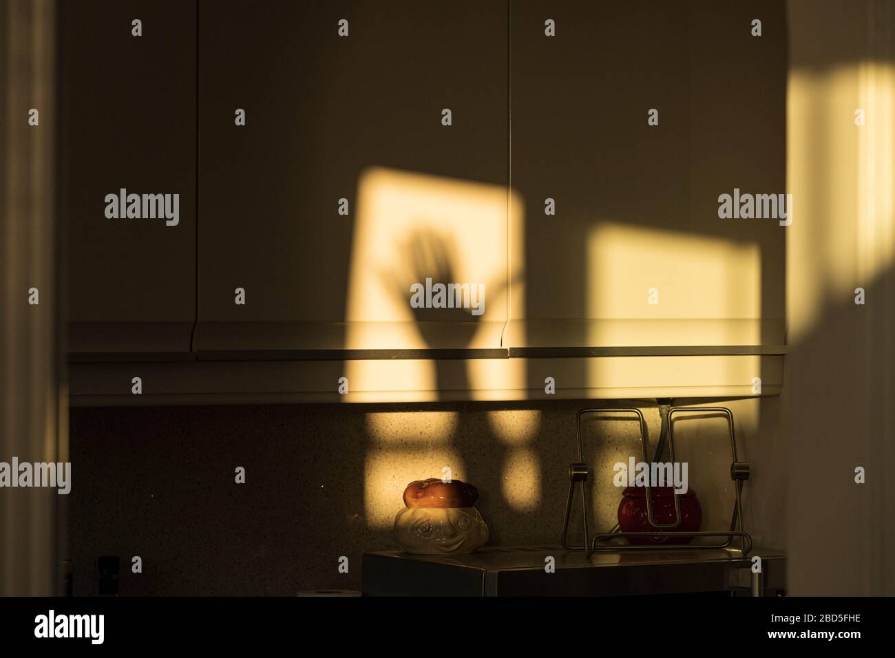 Schattenhand, die durch das reflektierte Licht an der Küchenwand, Playa San Juan, auf der Insel, auf der Kanarischen Insel, in Spanien, in die Luft gelangt Stockfoto