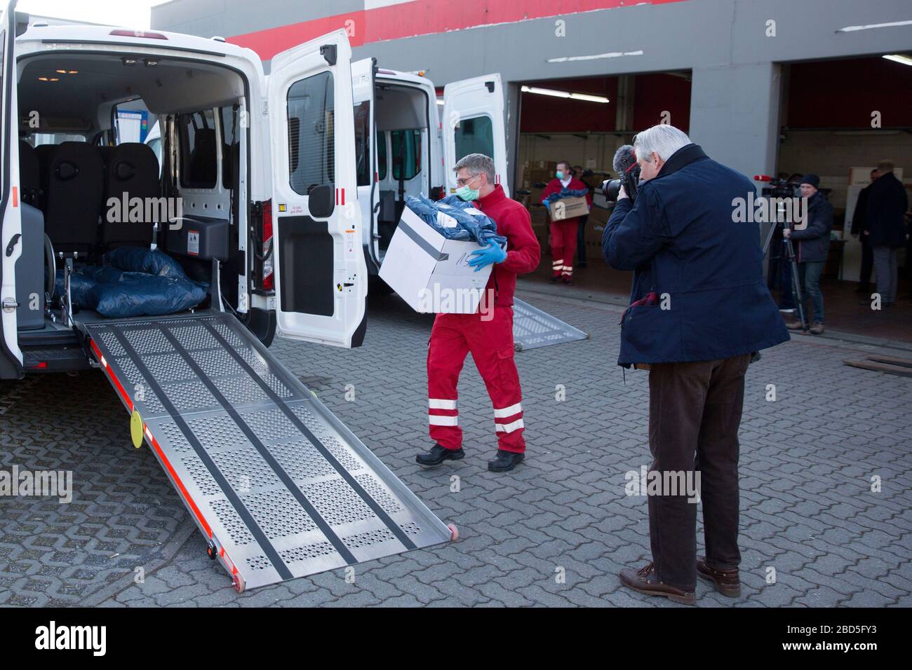 Mit Hilfe des DRK verteilt der KVBB medizinische Schutzausrüstung an Ärzte im Land Brandenburg. Potsdam, 6. April 2020 - Nutzung weltweit Stockfoto