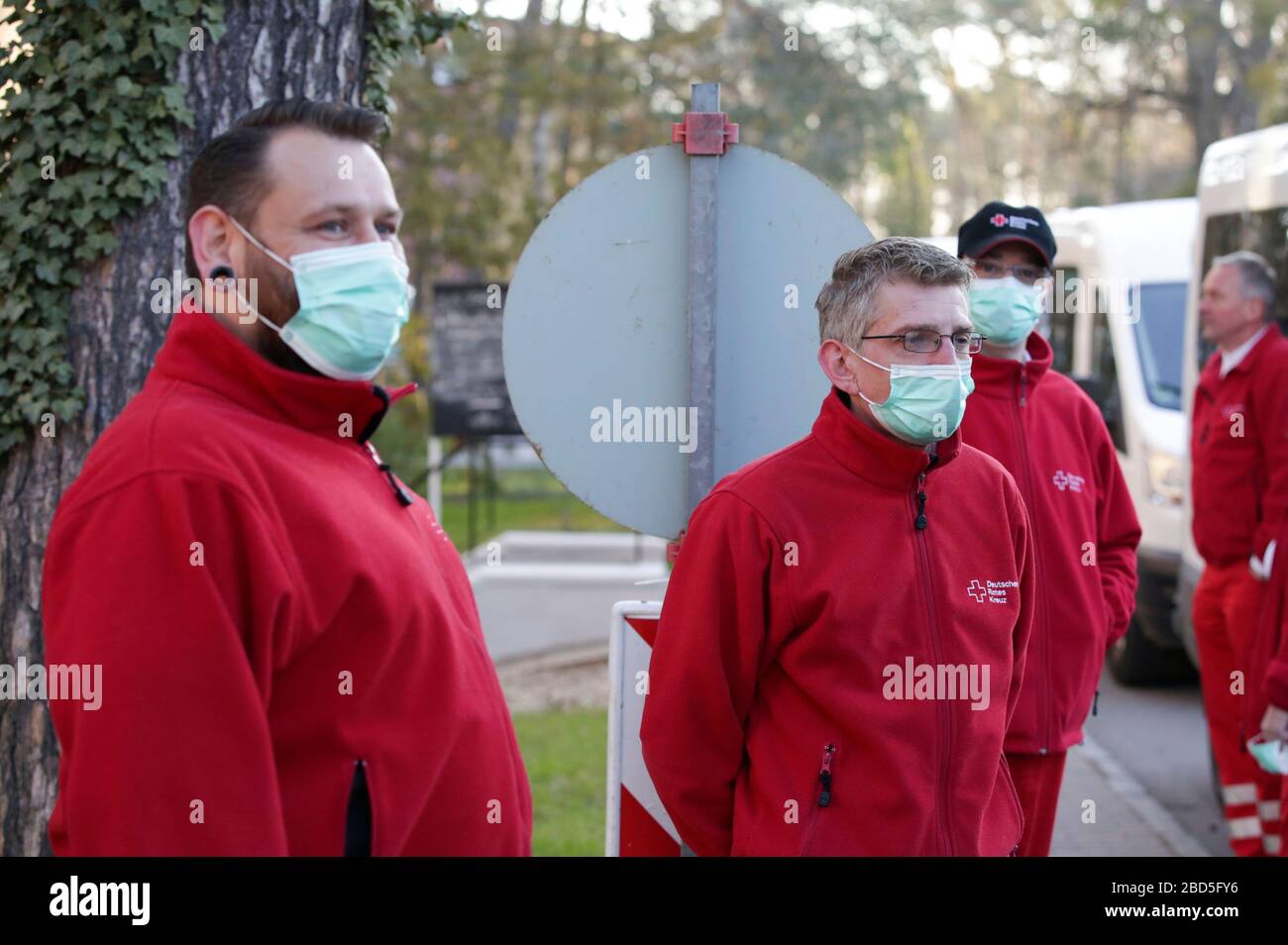 Mit Hilfe des DRK verteilt der KVBB medizinische Schutzausrüstung an Ärzte im Land Brandenburg. Potsdam, 6. April 2020 - Nutzung weltweit Stockfoto