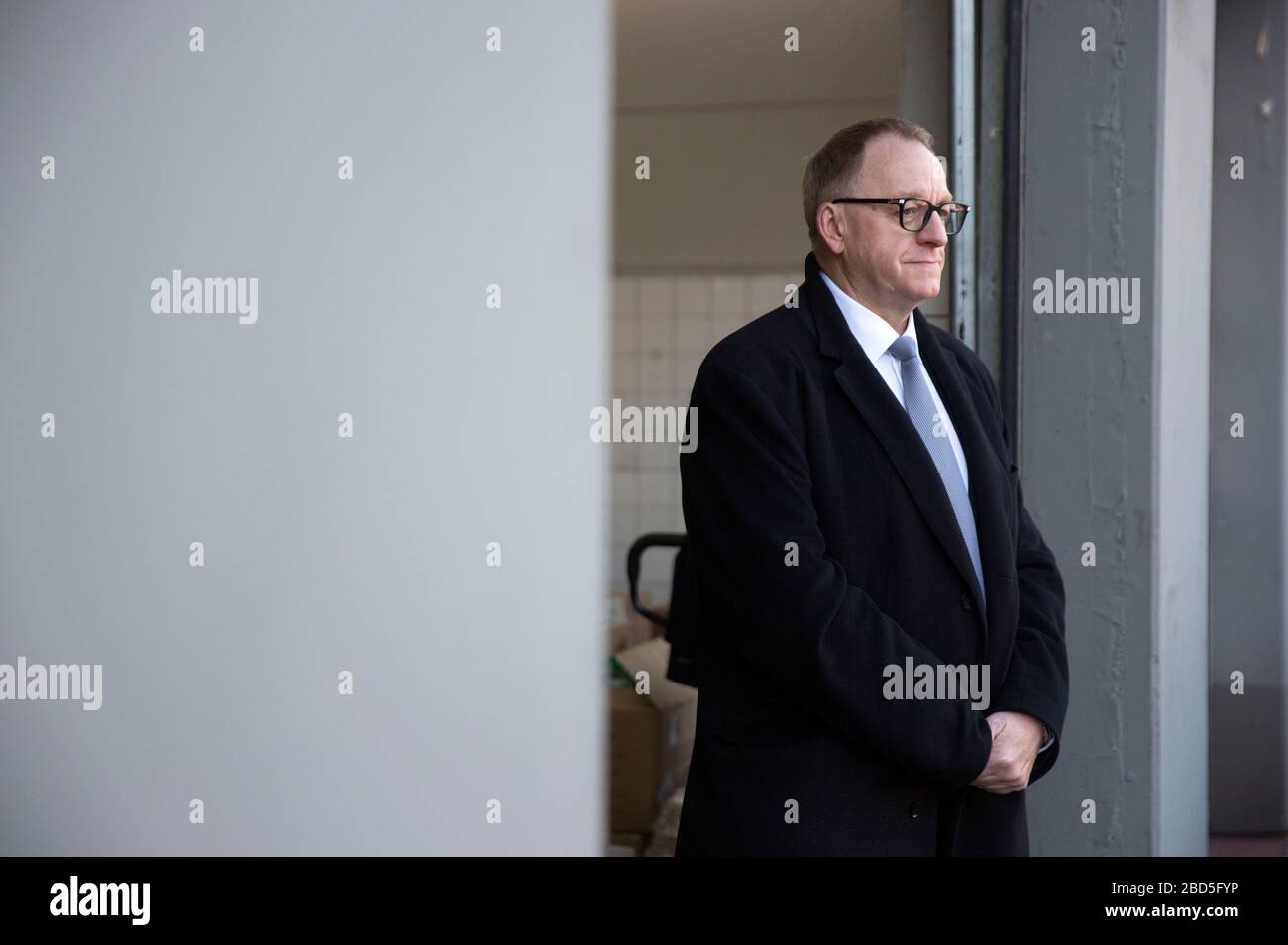 DRK-Leitung Christian Schophaus. Mit Hilfe des DRK verteilt der KVBB medizinische Schutzausrüstung an Ärzte im Land Brandenburg. Potsdam, 6. April 2020 - Nutzung weltweit Stockfoto