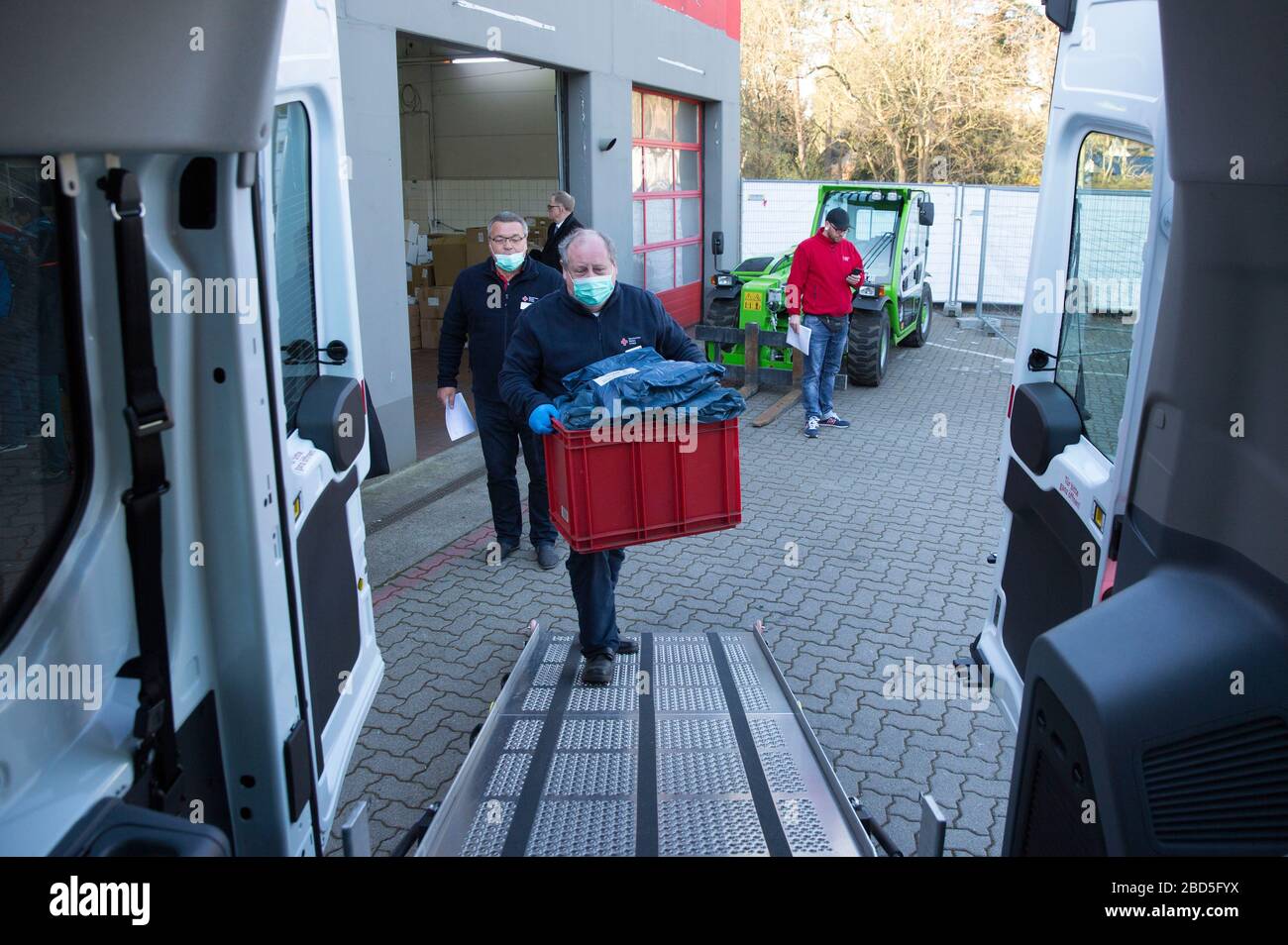 Mit Hilfe des DRK verteilt der KVBB medizinische Schutzausrüstung an Ärzte im Land Brandenburg. Potsdam, 6. April 2020 - Nutzung weltweit Stockfoto