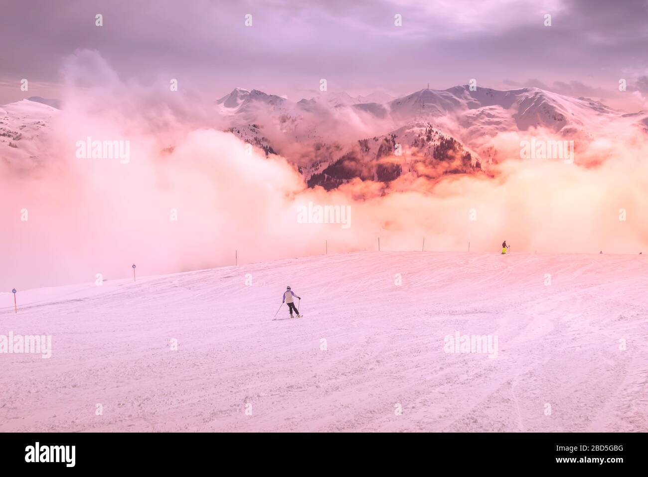 Saalbach-Hinterglemm, Österreich, Blick auf die Skipiste bei Sonnenuntergang im winterresort austrain, Berggipfel der Alpen und Wolken Stockfoto