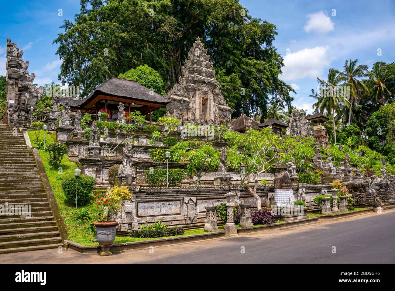 Horizontaler Blick auf die Vorderseite des Kehen-Tempels in Bali, Indonesien. Stockfoto
