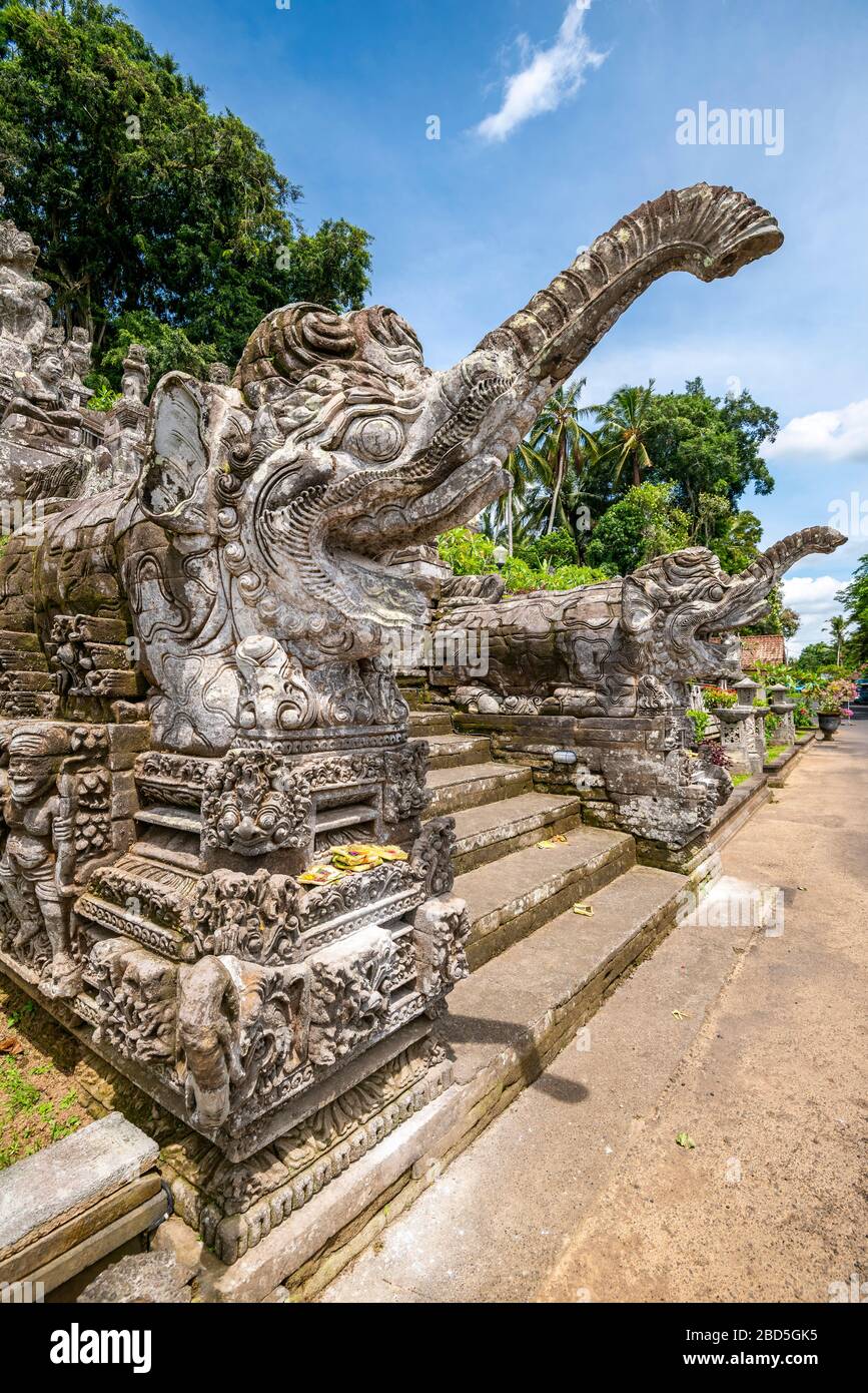 Vertikale Nahaufnahme der Elefantenstatuen, die den Kehen-Tempel in Bali, Indonesien schmücken. Stockfoto