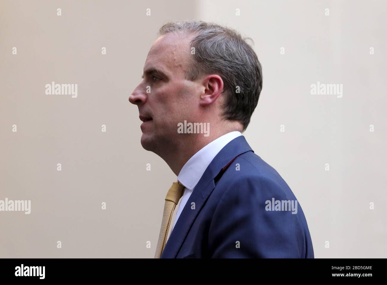 London, Großbritannien. April 2020. Der britische Außenminister Dominic Raab verlässt die 10 Downing Street nach der COVID-19-Ausschusssitzung in London, Großbritannien, 7. April 2020. Der britische Premierminister Boris Johnson wurde am Montagabend in die Intensivstation gebracht, nachdem sich die Symptome seines Coronavirus verschlimmerten, sagte Downing Street. Johnson habe den britischen Außenminister Dominic Raab gebeten, für ihn zu deputieren, sagte ein Sprecher der Downing Street. Kredit: Xinhua/Alamy Live News Stockfoto