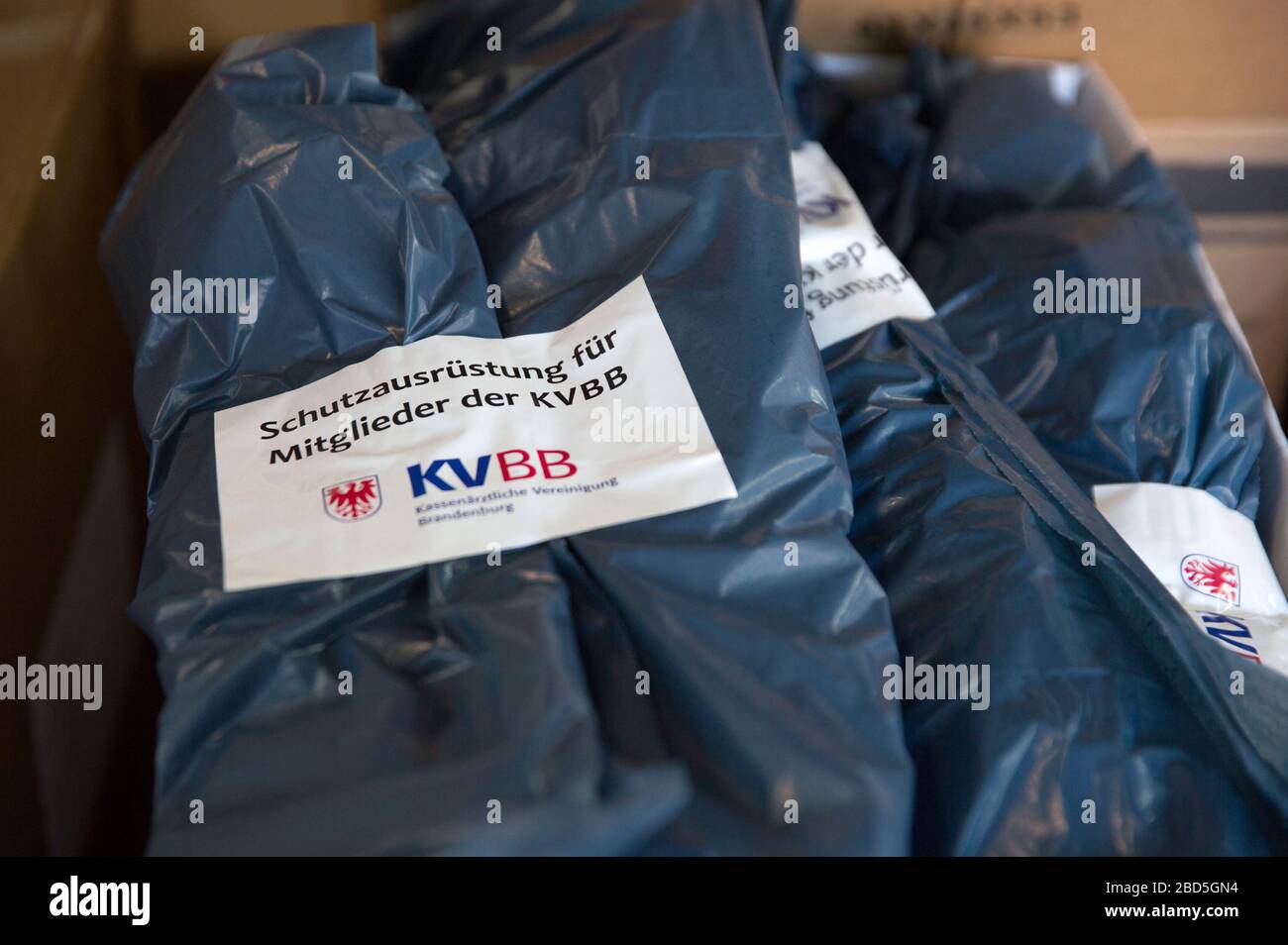 Mit Hilfe des DRK verteilt der KVBB medizinische Schutzausrüstung an Ärzte im Land Brandenburg. Potsdam, 6. April 2020 - Nutzung weltweit Stockfoto