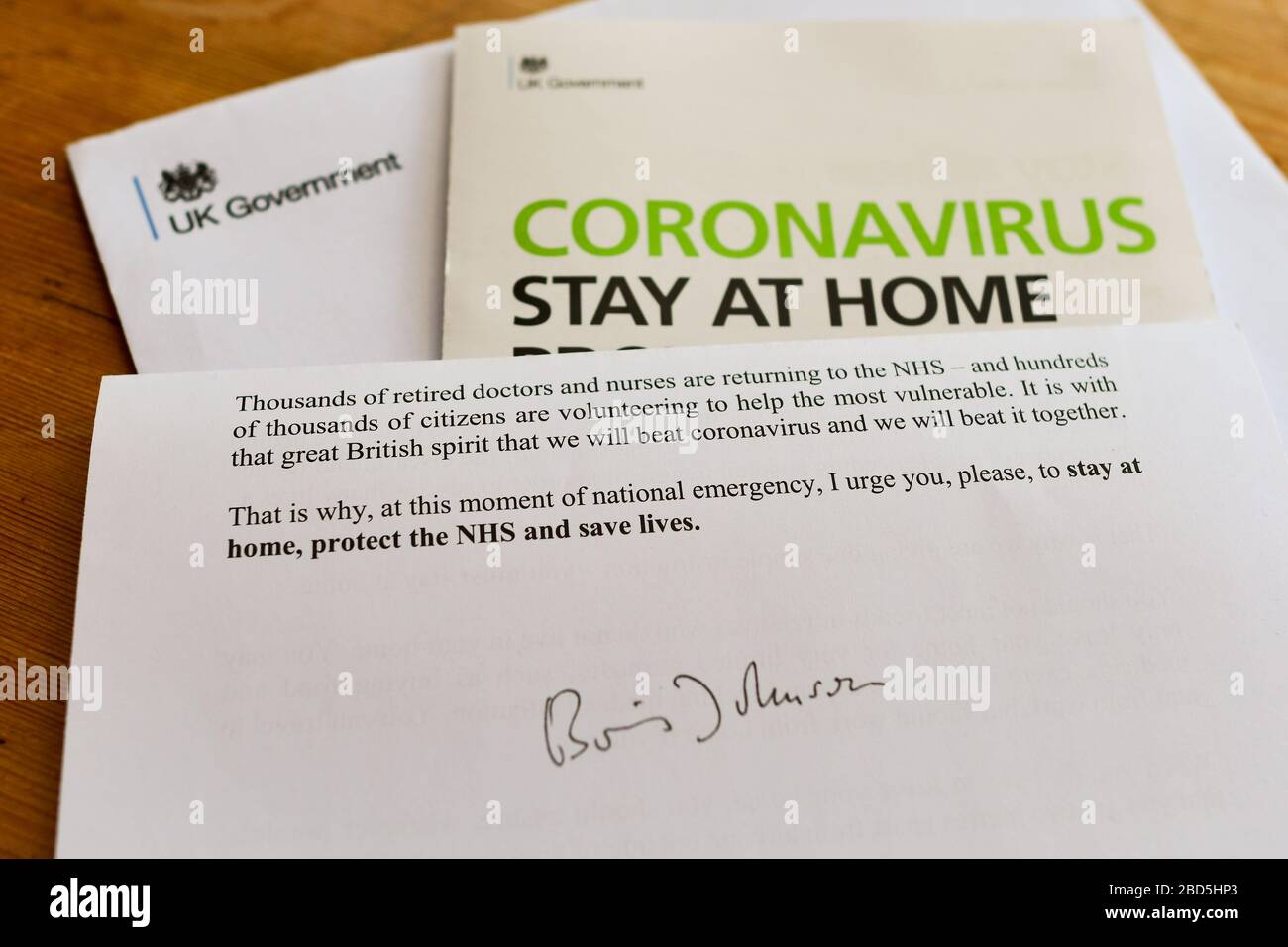 Coronavirus UK-Brief der britischen Regierung, unterzeichnet von Boris Johnson mit Coronavirus zu Hause bleiben schützen Sie die nhs SAVE Lives Botschaft und Informationen Stockfoto