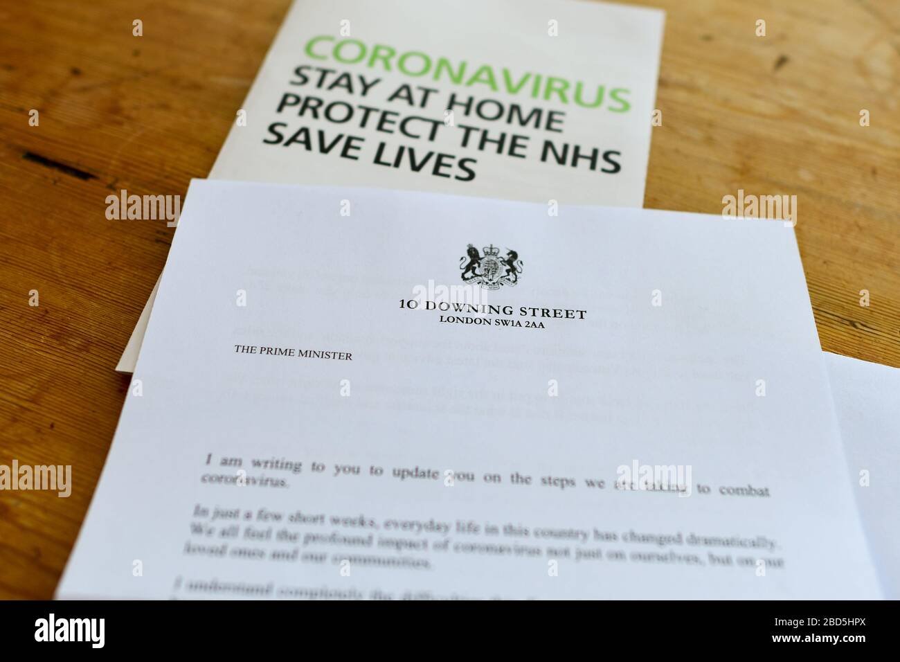 Coronavirus UK-Brief der britischen Regierung, unterzeichnet von Boris Johnson mit Coronavirus zu Hause bleiben schützen Sie die nhs SAVE Lives Botschaft und Informationen Stockfoto