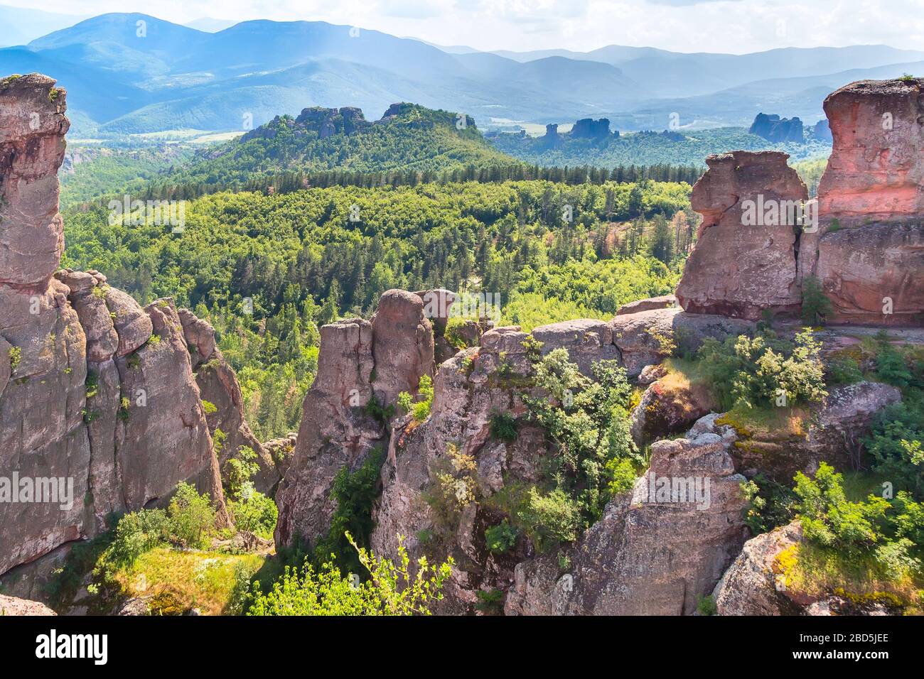 Landschaft mit hohen Klippenfelsen, in der Nähe von Belogradchik, Bulgarien Stockfoto