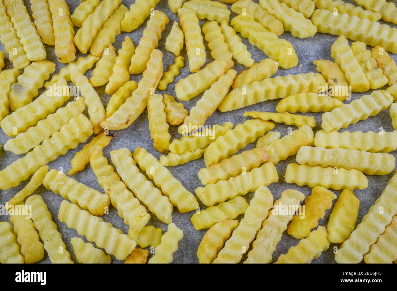 Gefrorene pommes frites auf Backpapier, das im Backofen gegart werden kann  Stockfotografie - Alamy
