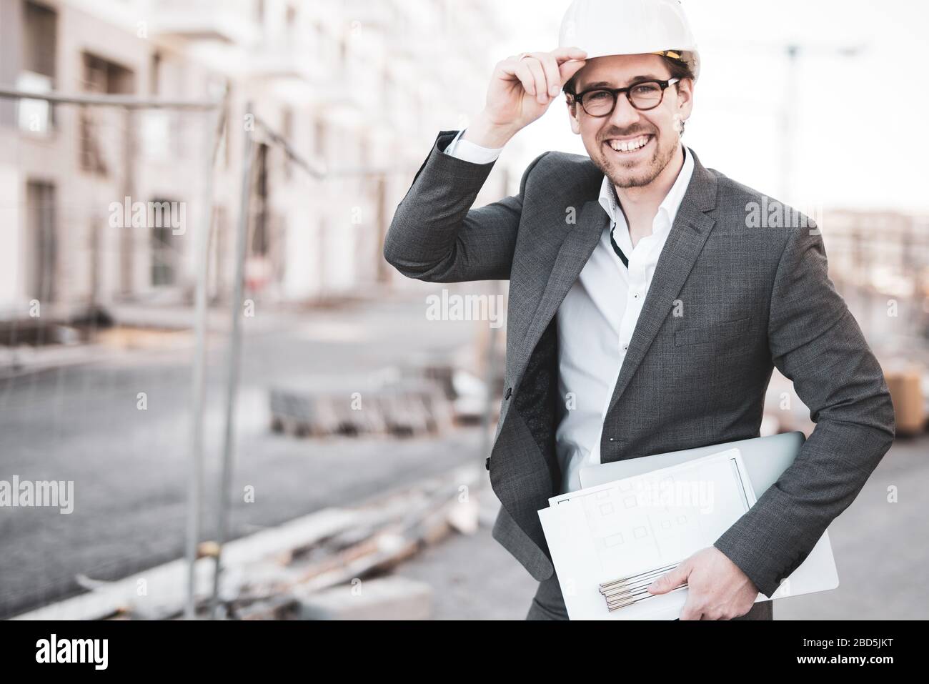 Junger und attraktiver Architekt / Bauingenieur bei der Arbeit auf einer Baustelle Stockfoto