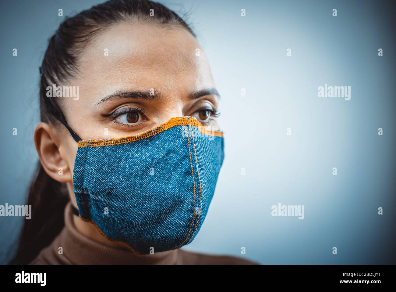 Nahaufnahme eines Mädchens in einer schützenden Denimmaske. Prävention von Coronavirus und Covid -19 während einer globalen Pandemie Stockfoto