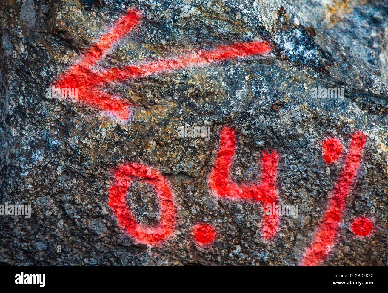 Farbverlauf der Pipeline auf Steinoberfläche Stockfoto